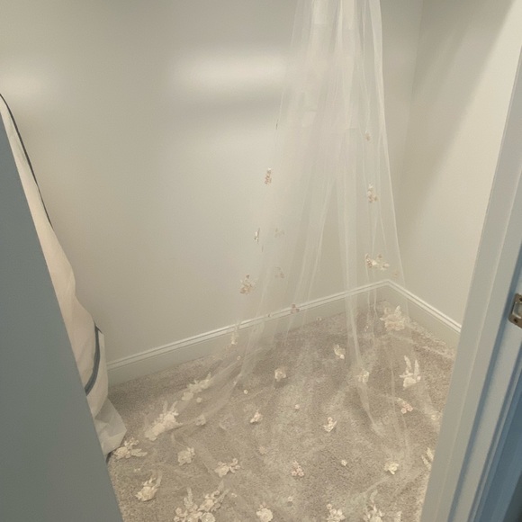 Wedding Veil - Picture 3 of 4